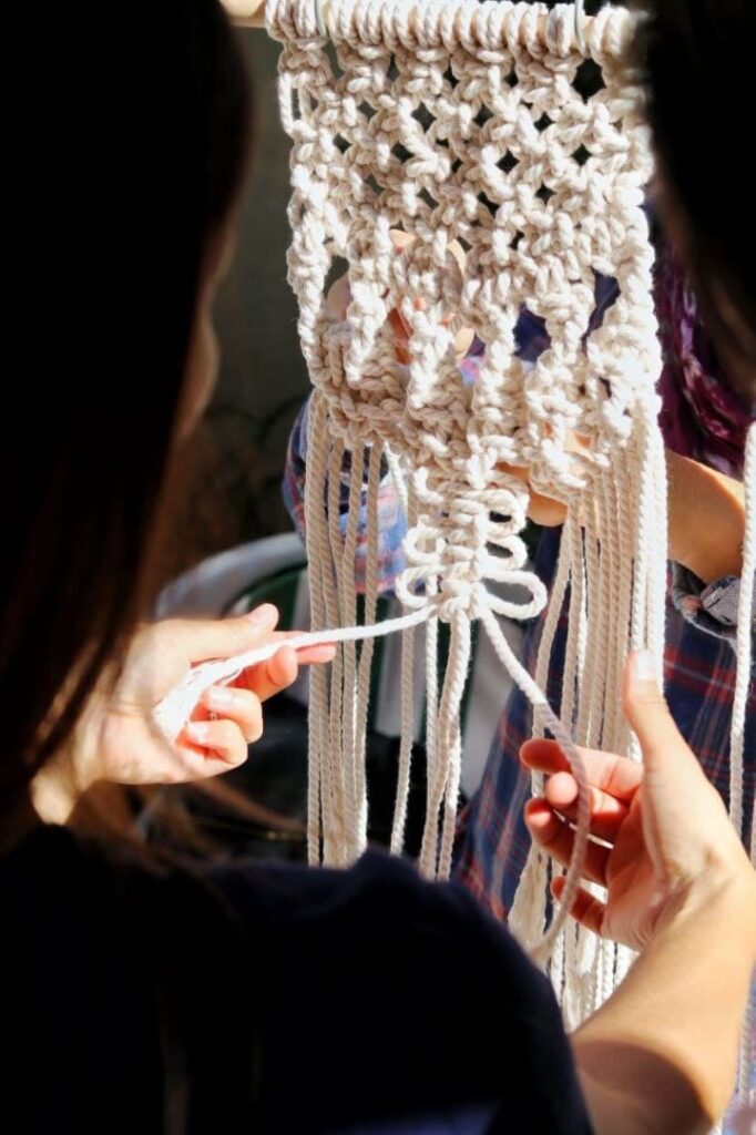 Activitat de macramè a art entre fils a Espai Alenar