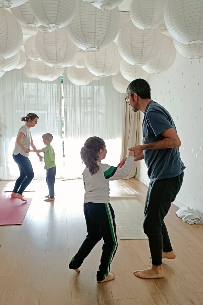 Ioga infantil i en família a Espai Alenar